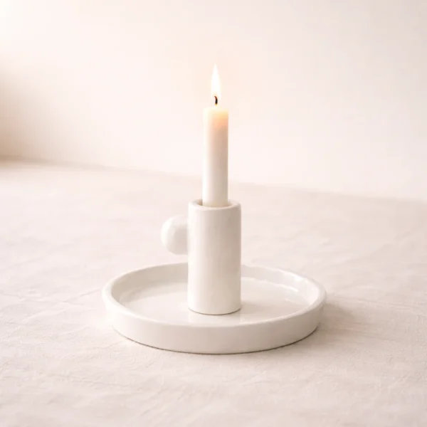 Nordischer Kerzenhalter aus weißer Keramik mit Stabkerze