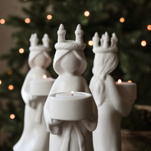 Weiße matte Keramik-Lucia-Figur mit Teelichthalter, skandinavischer Weihnachtsdekoration