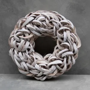 Geflochtener Naturkranz aus hellen Kokosscheiben – moderner, strukturreicher Deko-Kranz im nordischen Stil