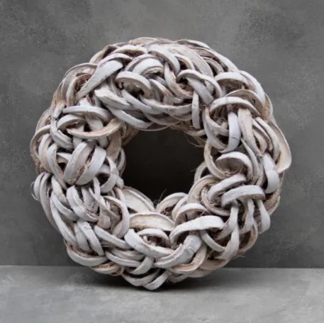 Geflochtener Naturkranz aus hellen Kokosscheiben – moderner, strukturreicher Deko-Kranz im nordischen Stil