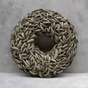 Handgeflochtener Dekokranz aus altgrün gewaschenen Coco-Slices mit dichter, organischer Flechtstruktur – ideal als Tür-, Wand- oder Tischdekoration