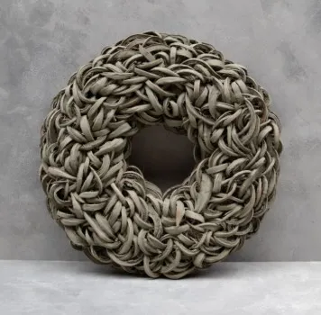 Handgeflochtener Dekokranz aus altgrün gewaschenen Coco-Slices mit dichter, organischer Flechtstruktur – ideal als Tür-, Wand- oder Tischdekoration