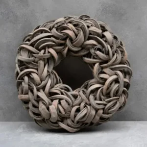 Runder, grau-gewaschener Dekokranz aus ineinander verflochtenen Coco-Slices in natürlicher, rustikal-organischer Optik, dekorativ für Tür, Wand oder Tisch
