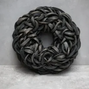 Dekokranz aus dicht verflochtenen schwarzen Coco-Slices, mit natürlicher, rustikaler Struktur – geeignet für Tür, Wand oder Tischdekoration