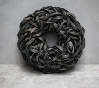 Dekokranz aus dicht verflochtenen schwarzen Coco-Slices, mit natürlicher, rustikaler Struktur – geeignet für Tür, Wand oder Tischdekoration