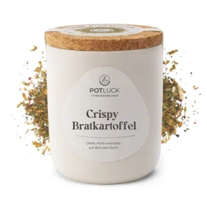 „Weiße Potluck-Dose mit der Aufschrift ‚Crispy Bratkartoffel‘ und Korkdeckel, umgeben von bunter Kräuter- und Gewürzmischung, freigestellt auf weißem Hintergrund