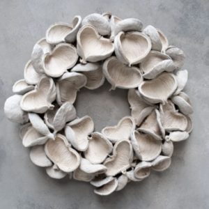 Runder Kranz mit getrockneten Badam Früchten in warmen Naturtönen als elegante Wand- oder Türdekoration