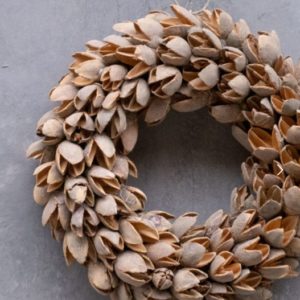 Filigraner Bakuli Kranz aus natürlichen Schoten im nordischen Stil als schlichte Tür- oder Wanddekoration in sanften Naturtönen