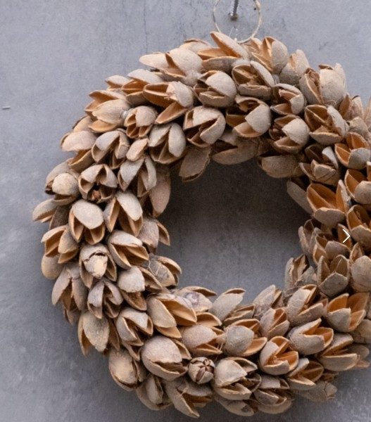 Filigraner Bakuli Kranz aus natürlichen Schoten im nordischen Stil als schlichte Tür- oder Wanddekoration in sanften Naturtönen