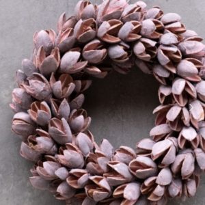 Filigraner Bakuli Kranz aus natürlichen Schoten im nordischen Stil als schlichte Tür- oder Wanddekoration in sanften Naturtönen