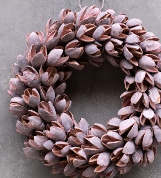 Filigraner Bakuli Kranz aus natürlichen Schoten im nordischen Stil als schlichte Tür- oder Wanddekoration in sanften Naturtönen