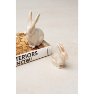 Minimalistischer Porzellan Osterhasen in Beige auf Buch dekoriert