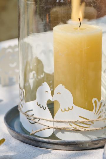 Scherenschnitt aus Papier mit Hühner-Motiv als leichte Oster-Tischdekoration