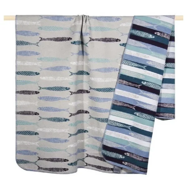 Wohndecke Sardine grau blau 150x200 cm mit maritimem Fischmotiv von pad concept