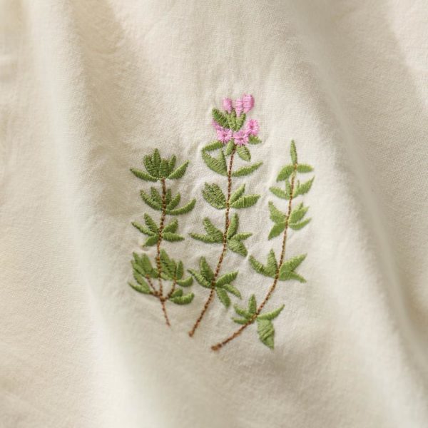 Geschirrtuch mit floraler Stickerei in Naturton im skandinavischen Küchenstil