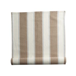 Tischläufer aus recycelter Baumwolle in Caramel auf natürlich gedecktem Tisch im nordischen Stil