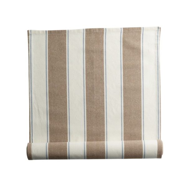 Tischläufer aus recycelter Baumwolle in Caramel auf natürlich gedecktem Tisch im nordischen Stil