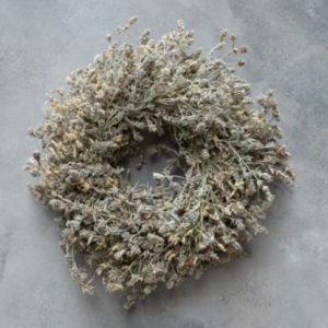 Wildlavendel Distelkranz aus Trockenblumen in natürlichen Beige- und Grautönen als dekorativer Tür- oder Wandkranz