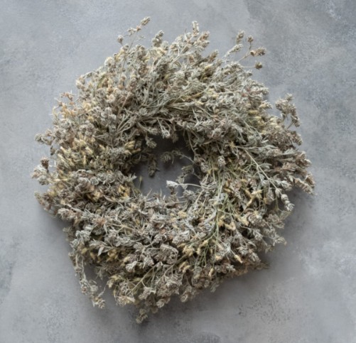 Wildlavendel Distelkranz aus Trockenblumen in natürlichen Beige- und Grautönen als dekorativer Tür- oder Wandkranz