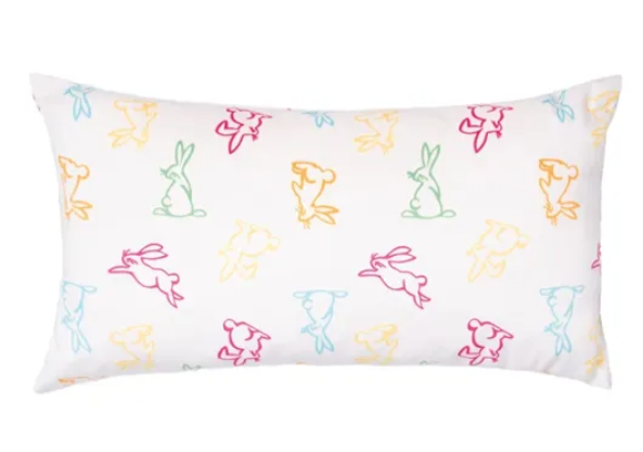 Osterkissen Petite Bunnies mit bunten Hasen auf weißem Hintergrund 18x32 cm