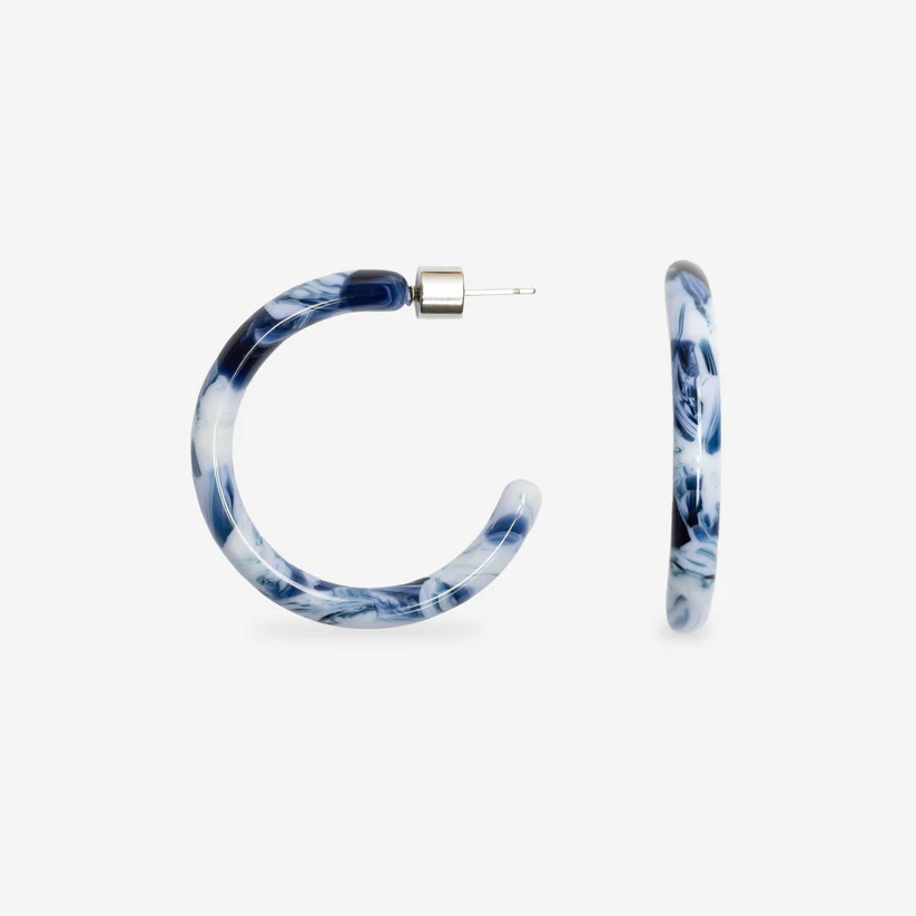 SASSTIE Loop Ohrringe Dark Cheetah aus Edelstahl und Cellulose-Acetat