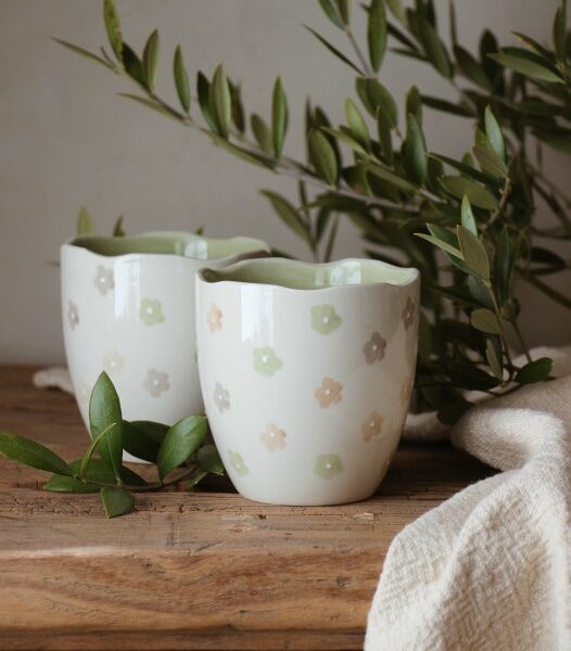 Majas Cottage Becher Bloom aus Steingut mit handgemaltem Muster in fröhlichen Farben