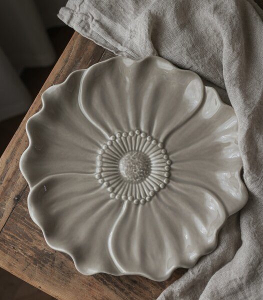 Majas Blomstra Muschelplatte aus Keramik mit floralem Design