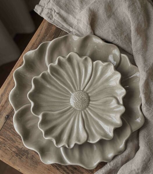 Majas Blomstra Keramikplatte mit sanft geschwungener organischer Form