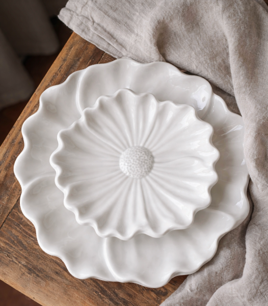 Majas Blomstra kleine Keramikplatte in Weiß mit floraler Ausstrahlung