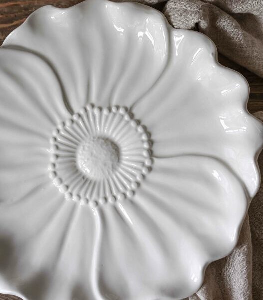 Majas Blomstra Keramikplatte in Weiß mit floraler Ausstrahlung