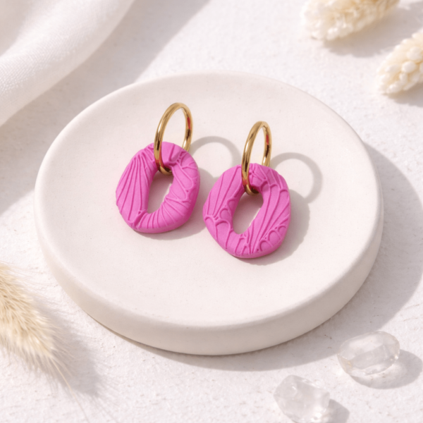 Vergoldete Creolen mit abnehmbarem pinken Anhänger