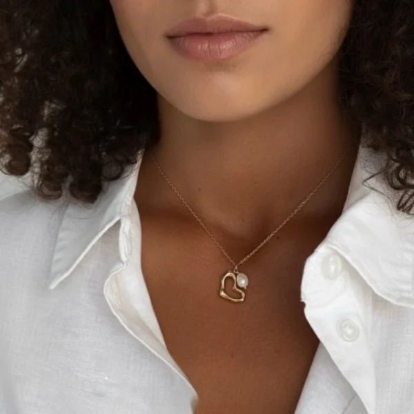 Vergoldete Perlenkette mit Herzanhänger und Süßwasserperle