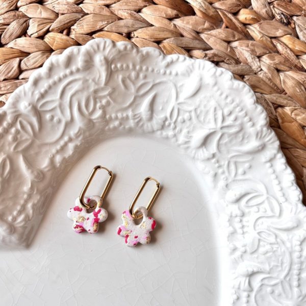 Vergoldete Creolen mit handgefertigten Blütenanhängern in Rosa und Rot