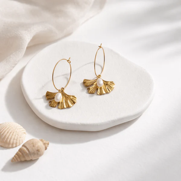 Vergoldete Creolen mit Ginkgoblatt und Süßwasserperle, handgefertigt in Italien