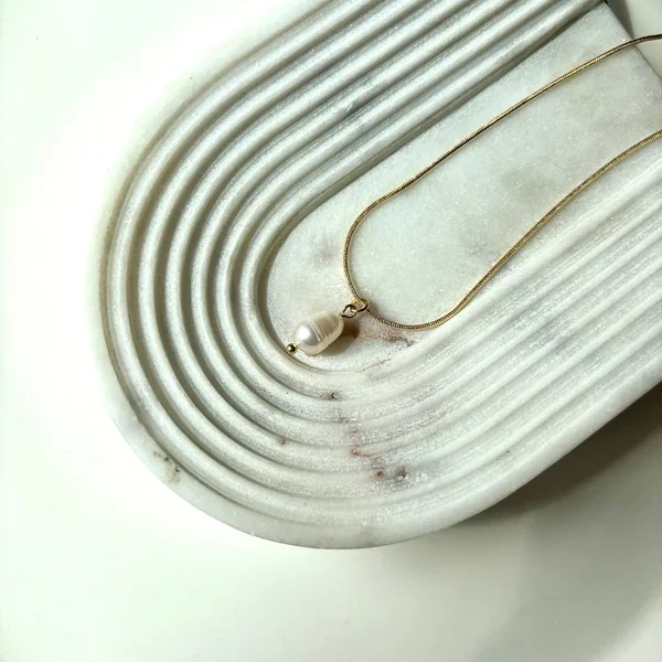 Vergoldete Schlangenkette mit natürlicher Flußperle, handgefertigt in Italien