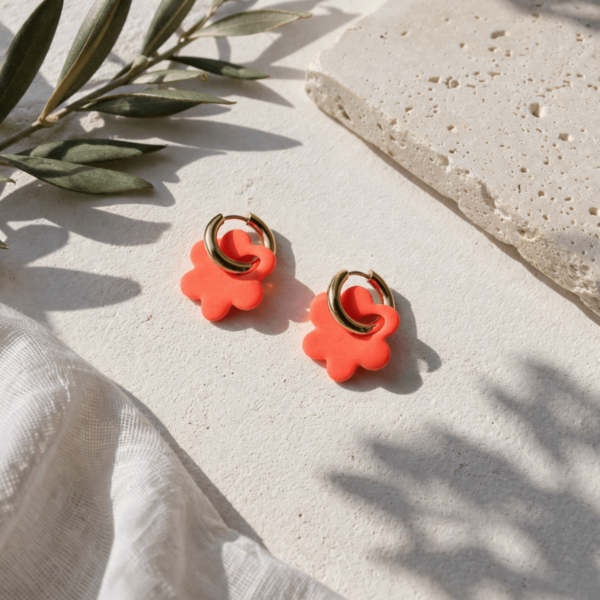 Vergoldete Creolen mit handgefertigten Sonnenblumen-Anhängern