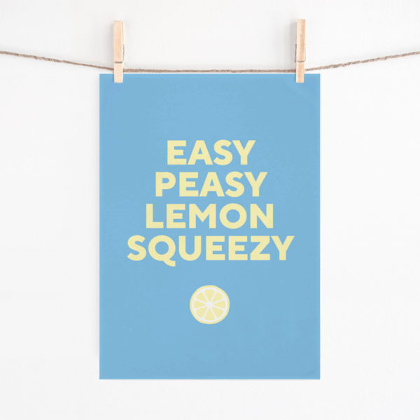 Blaues Geschirrtuch mit Easy Peasy Lemon Squeezy Schriftzug und Aufhänger