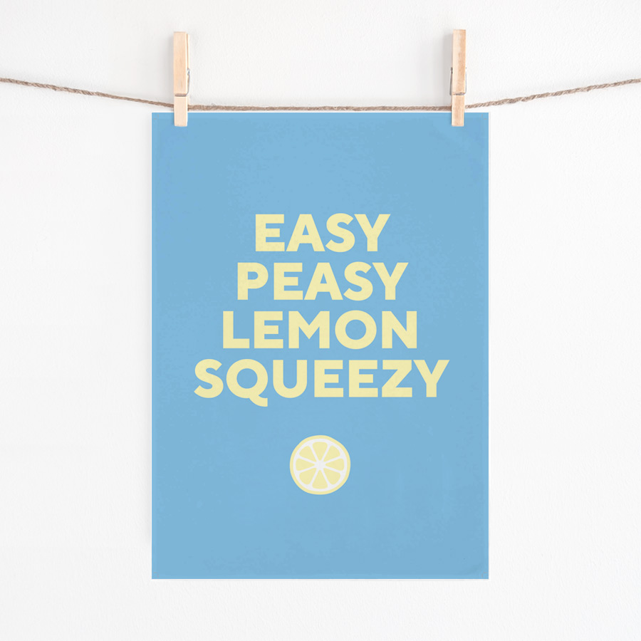 Blaues Geschirrtuch mit Easy Peasy Lemon Squeezy Schriftzug und Aufhänger