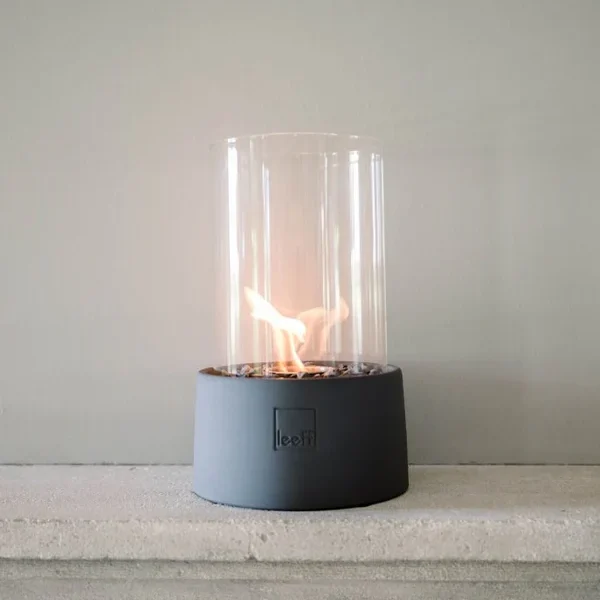 Grauer Tischkamin aus Keramik und Glas für draußen mit Bio-Ethanol Flamme