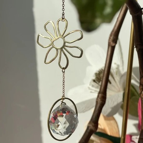 Mini-Suncatcher Blume mit goldfarbenem Blumenmotiv, Messingkette und Kristallglas-Prisma am Fenster
