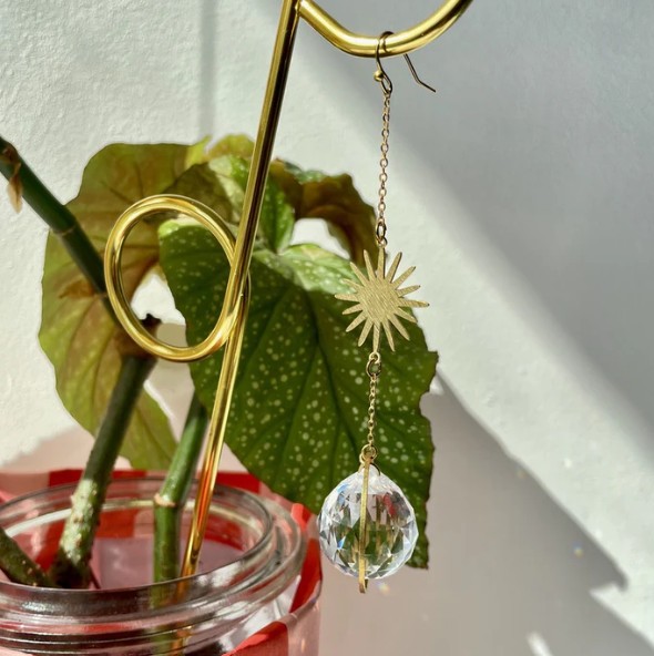 Mini-Suncatcher Sonne mit Messingkette und Kristallglas-Prisma an einer Pflanze