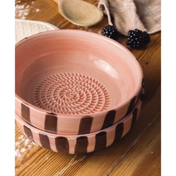 Keramik Reibeteller rosa mit braunen Streifen auf Holztisch