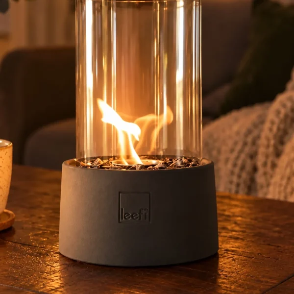 Tischkamin Stonefire Grau von Leeff mit Glaszylinder und dekorativen Kieselsteinen