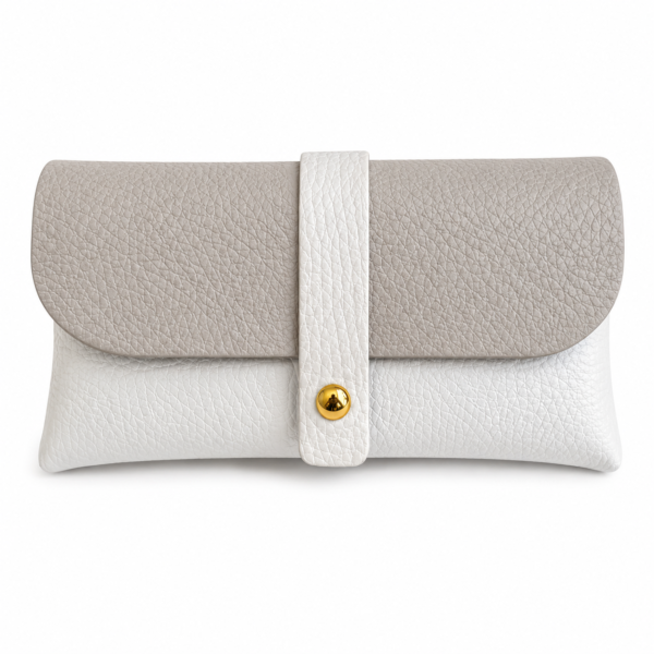 Brillenetui aus Leder in creme und taupe mit Druckknopf