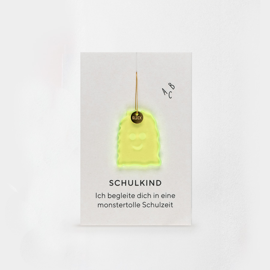 Glücksanhänger Schulkind mit Monster aus Acrylglas und vergoldetem Plättchen