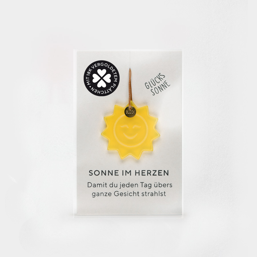 Glücksanhänger Sonne im Herzen aus Acrylglas mit vergoldetem Plättchen auf Karte