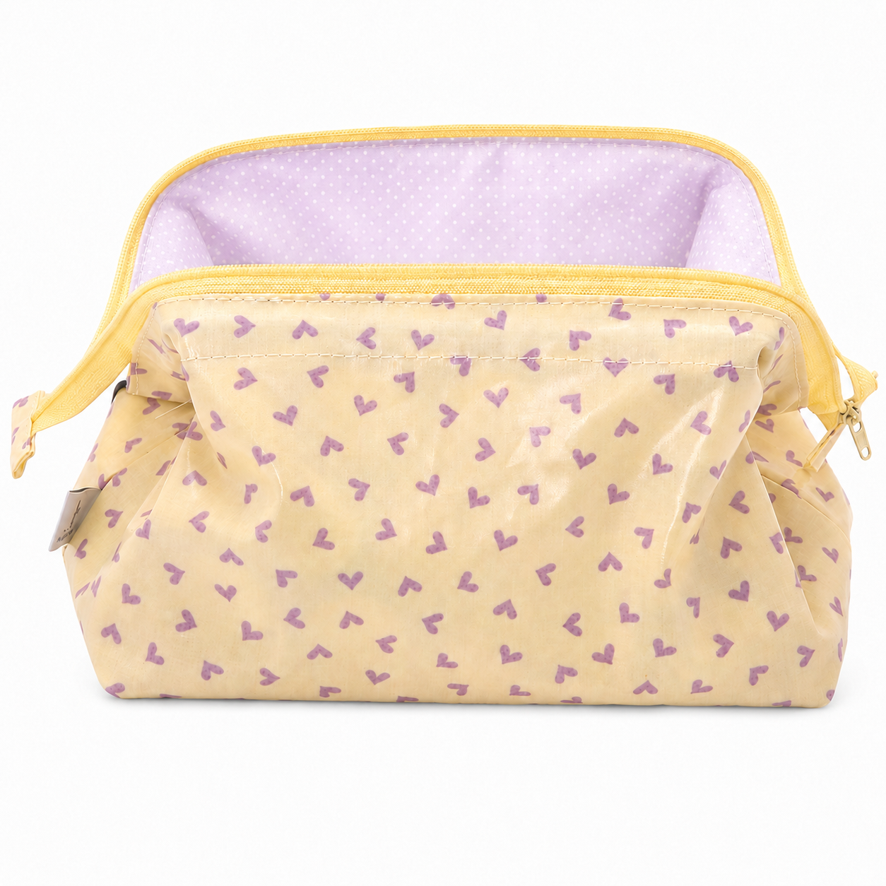 Kosmetiktasche Hearts Light Yellow Purple von Au Maison mit lilafarbenen Herzen und fliederfarbenem Innenfutter