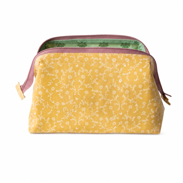Gelbe Kosmetiktasche Claire von Au Maison mit weißem Blumenmuster und weiter Öffnung