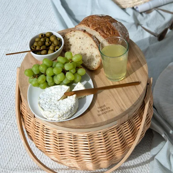 Leeff Picknickkorb Peppe mit isolierender Innenseite, Servierdeckel und Picknick auf heller Decke
