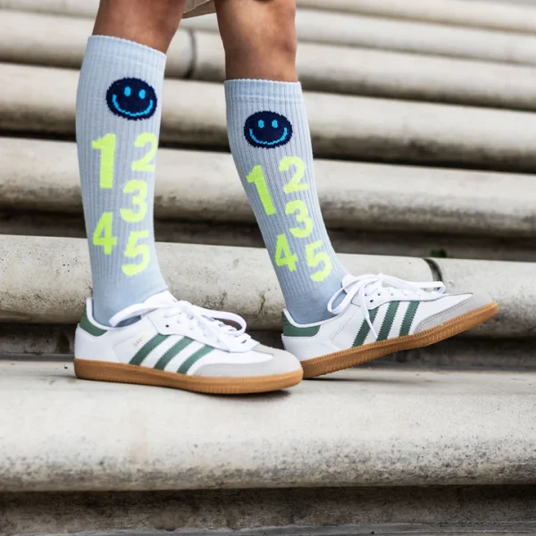 1-2-3 Socken von Loones in Powder Blue mit Neon-Zahlen und Smiley-Motiv